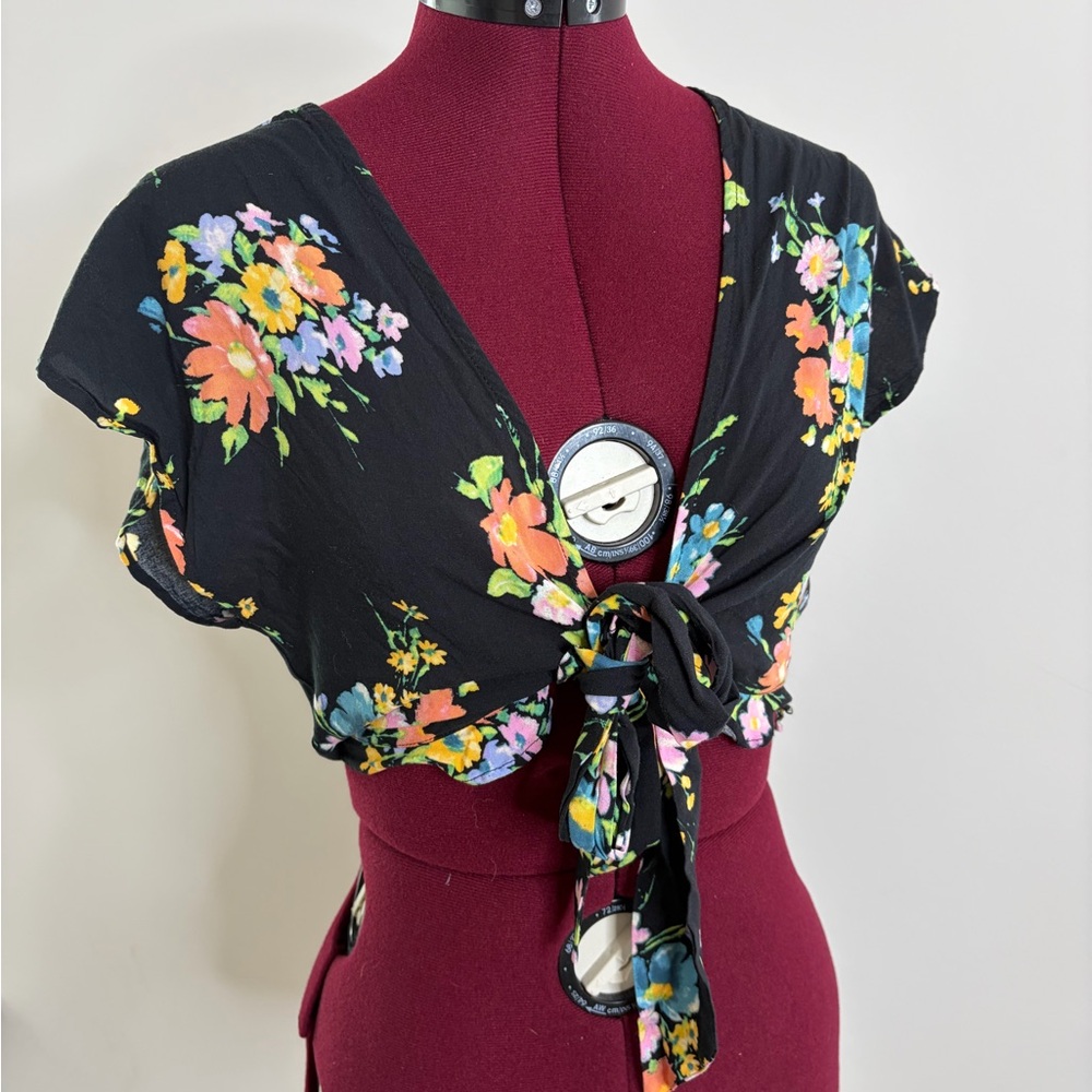 O'Neil Black Floral Tie-Front Crop Top